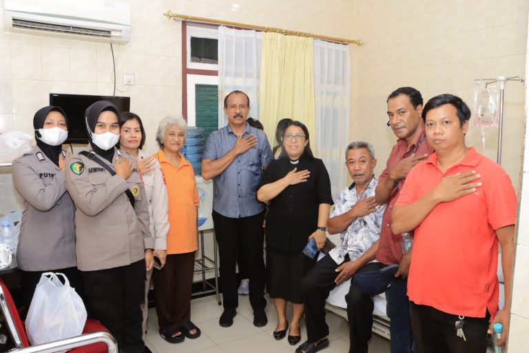 Polres Malra Jenguk Tiga Anggota KPPS & PPS Yang Jatuh Sakit