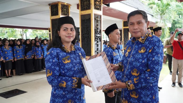 Walikota Serahkan SK Pegawai ke 914 CPNS Pemkot Ambon 