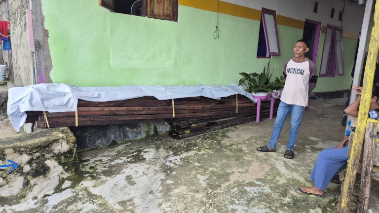 Warga Desa Lumasebu Seruduk Lapor Pemdes ke Kejaksaan Negeri Kepulauan Tanimbar  Saumlaki,