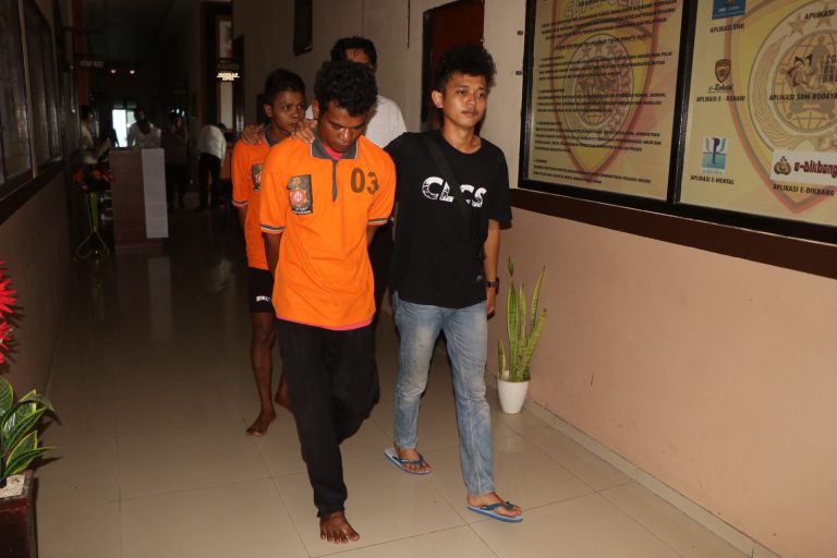 Pelaku Pembunuhan di Jalan Raya Desa Dava – Wamsait Buru Ditangkap 