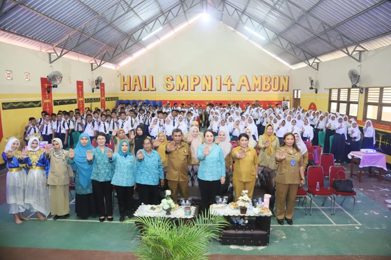 TP PKK Ambon Ajak Guru dan Siswa SMPN 14 Ciptakan “Sekolah Aman” dan  Tekankan “Strategi Parenting Anti Kekerasan”