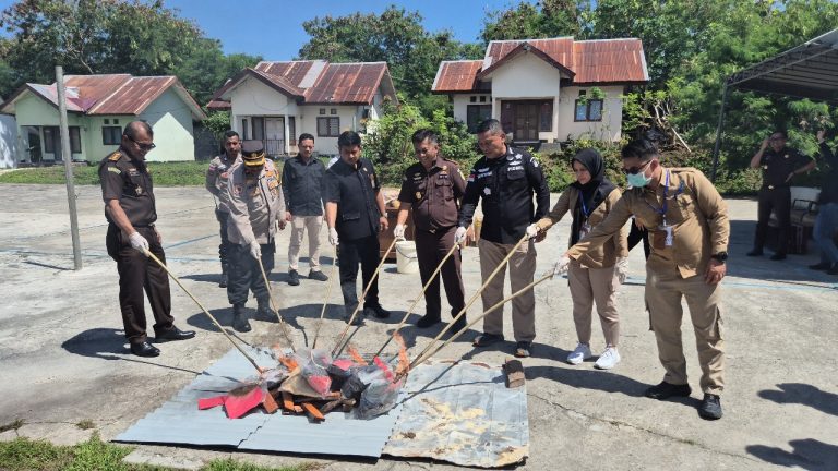 Kejari Tanimbar Musnahkan Barang Bukti 22 Perkara