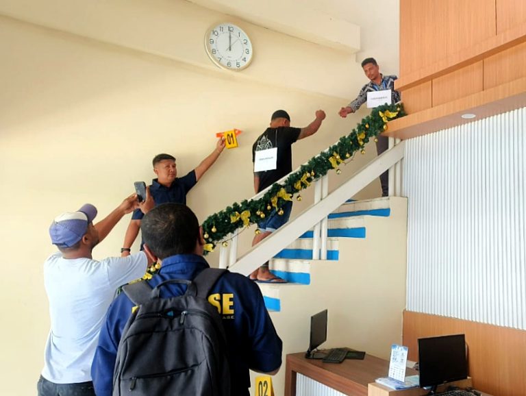 “Rekonstruksi” Kasus Penganiayaan Pegawai Perumda Tirta Yapono Digelar