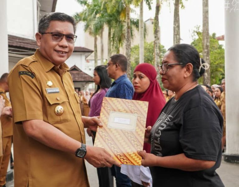 Pemkot Ambon Salurkan 280 Unit Booth dan Etalase untuk Perkuat UMKM Lokal