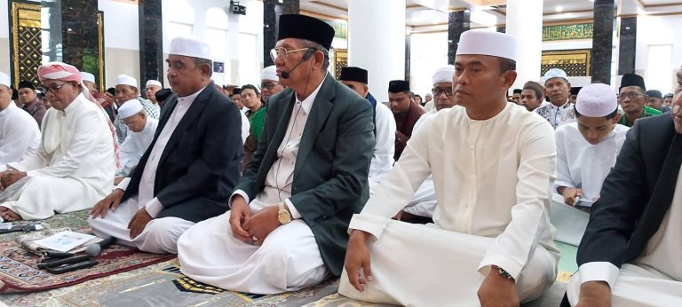 Bupati Malra Khatib Shalat Idul Fitri di Masjid Raudah Pemda