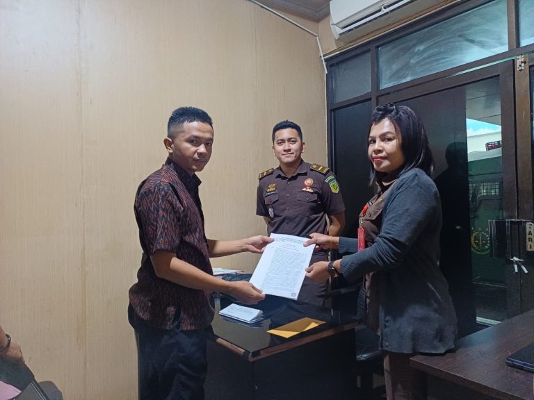 Kejati Maluku Serahkan Tersangka Korupsi SN ke Kejari SBT, Kerugian Negara Capai Rp 798 Juta